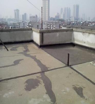 钦州市漏水维修 楼顶漏水是什么原因，楼顶漏水维修方法是什么?